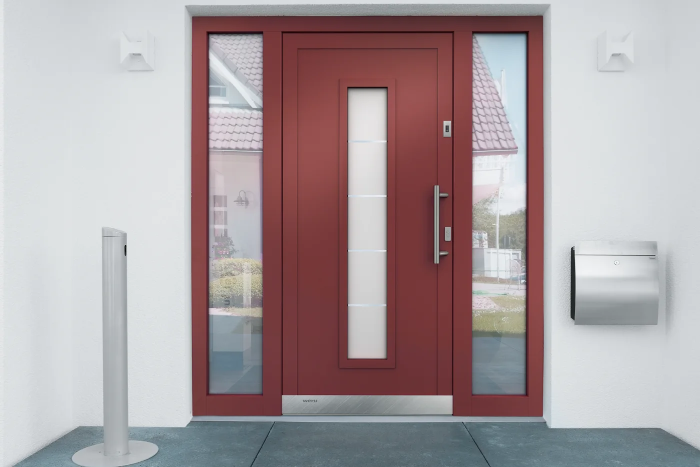 Rote WERU ATRIS Aluminium-Haustür mit seitlichen Glaselementen; WERU-Produktbild