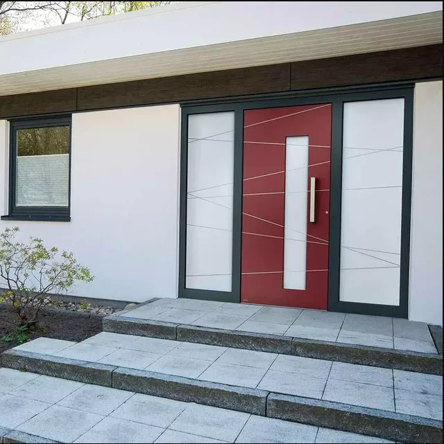 Rote Haustür mit Seitenteilen