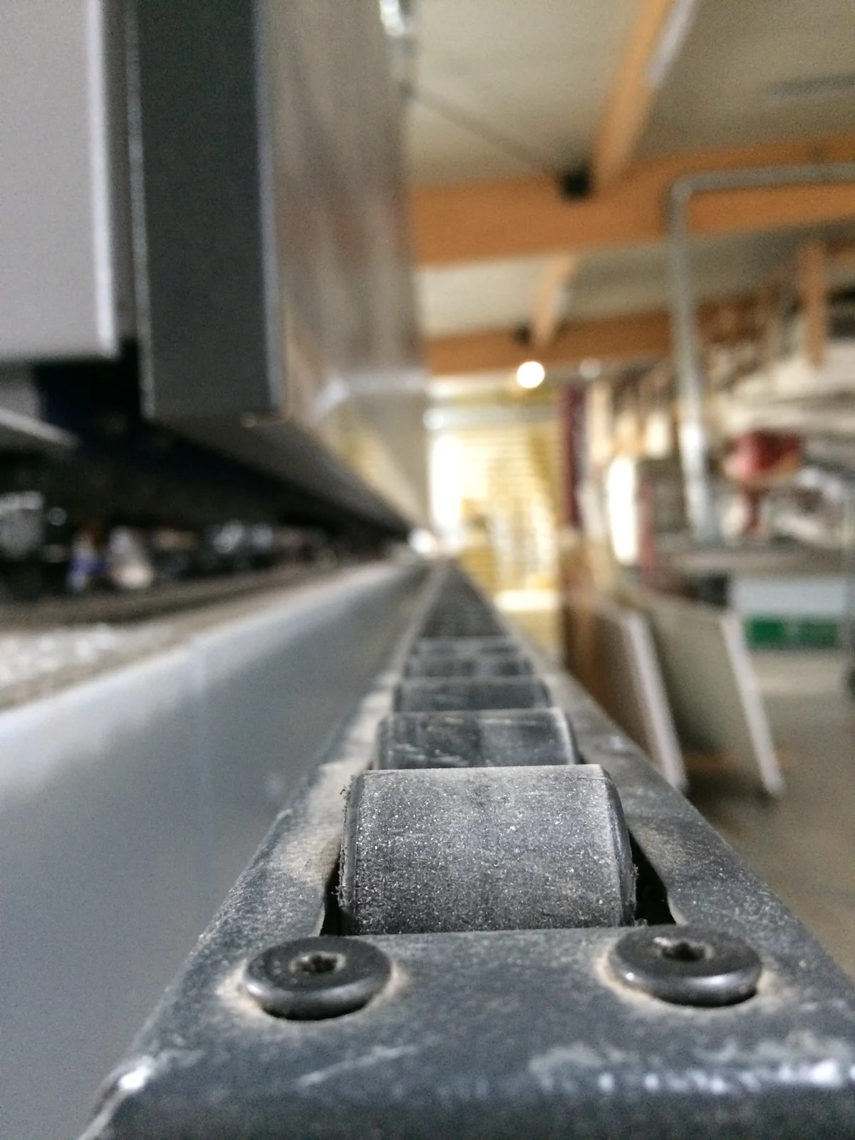 Führung einer Kantenanleimmaschine in der Werkstatt