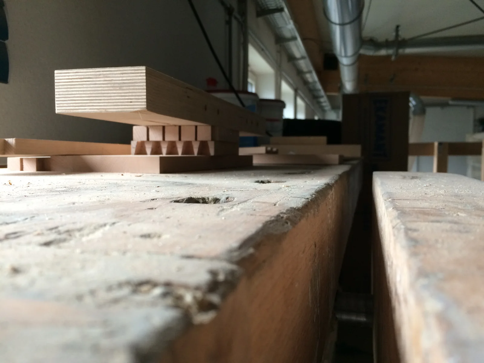 Werkbank mit Holzdetails in der Werkstatt