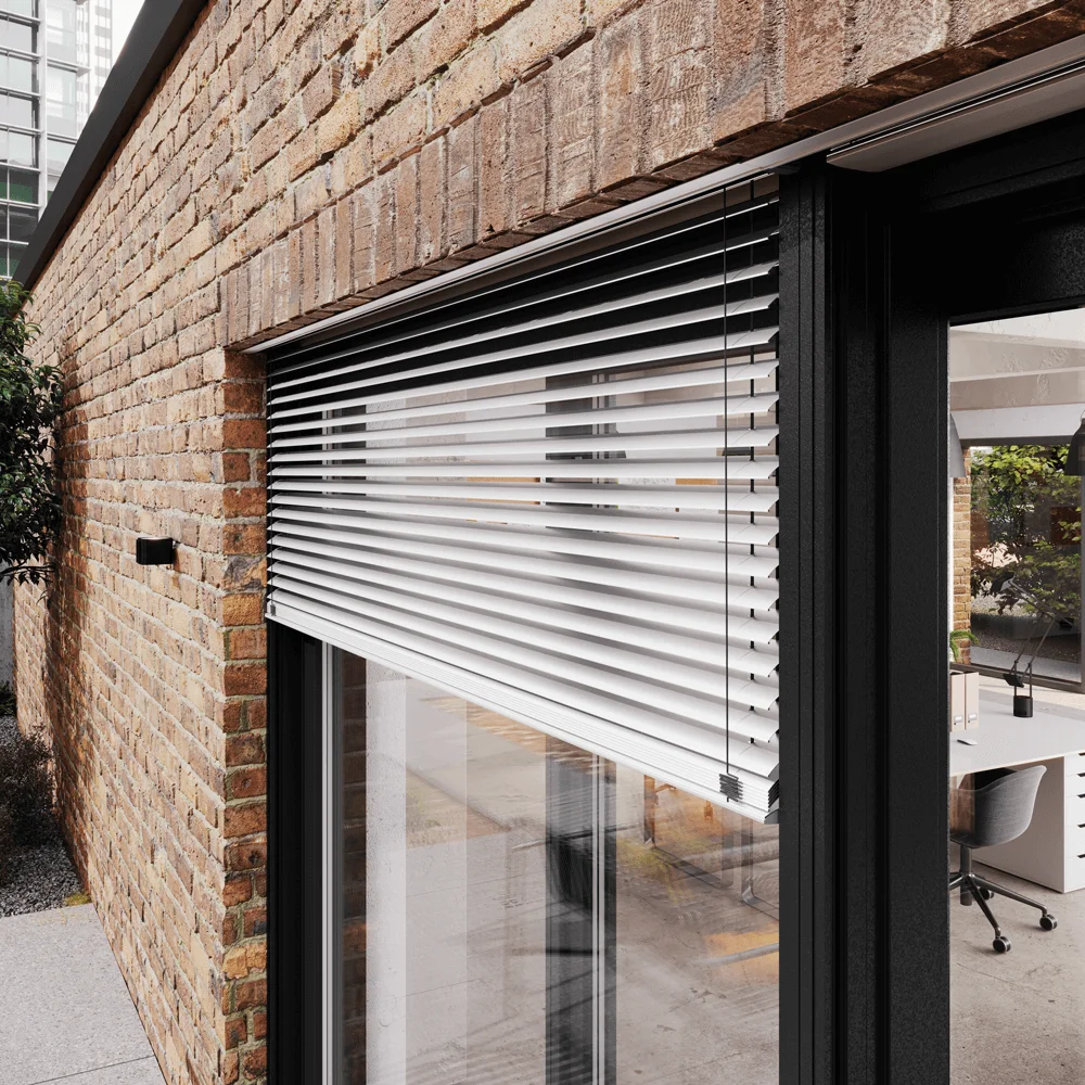 WERU ALEGRA Fenster mit Raffstore an einer Klinkerfassade