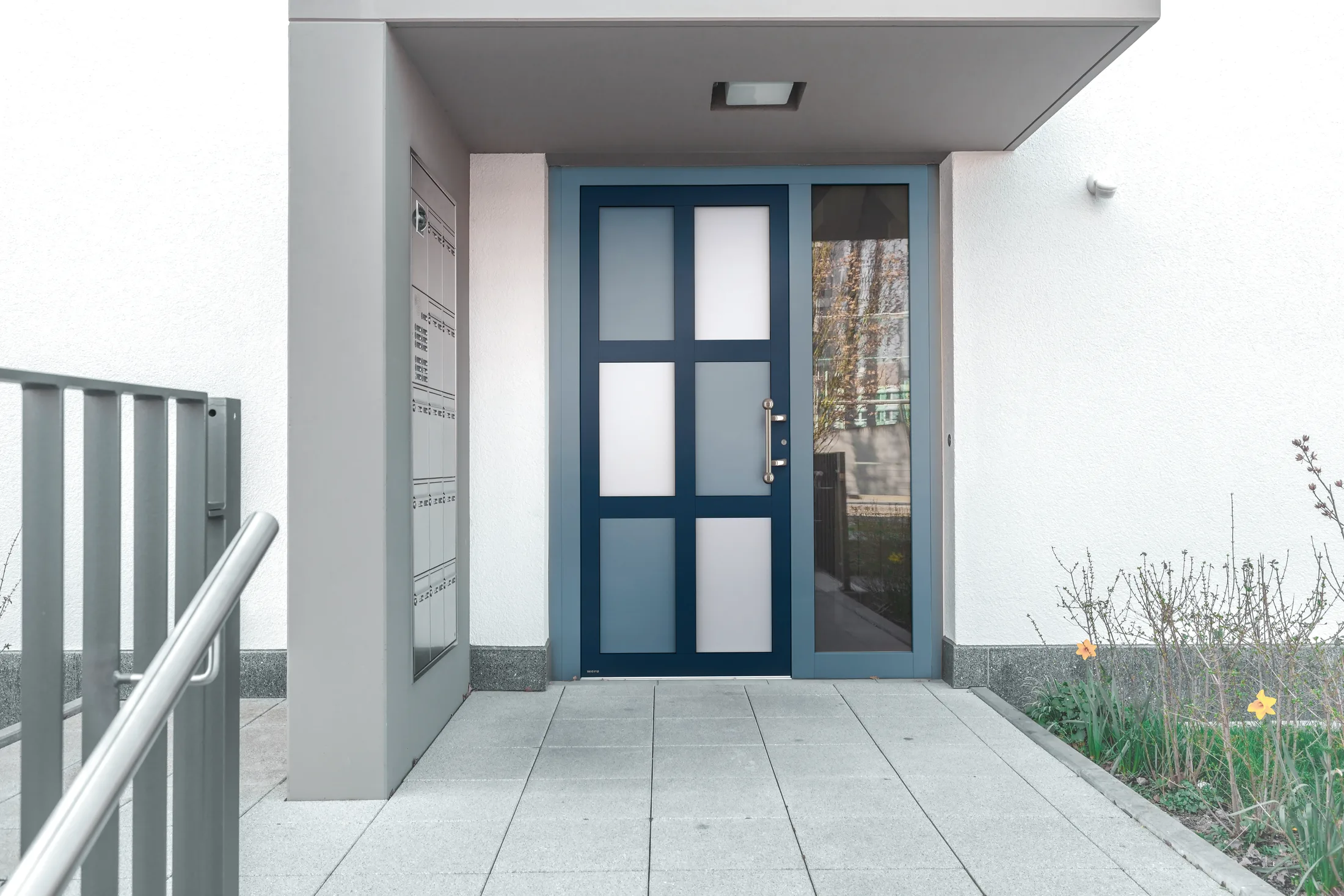 Blaue WERU-Haustür mit Glaseinsätzen und Seitenteil