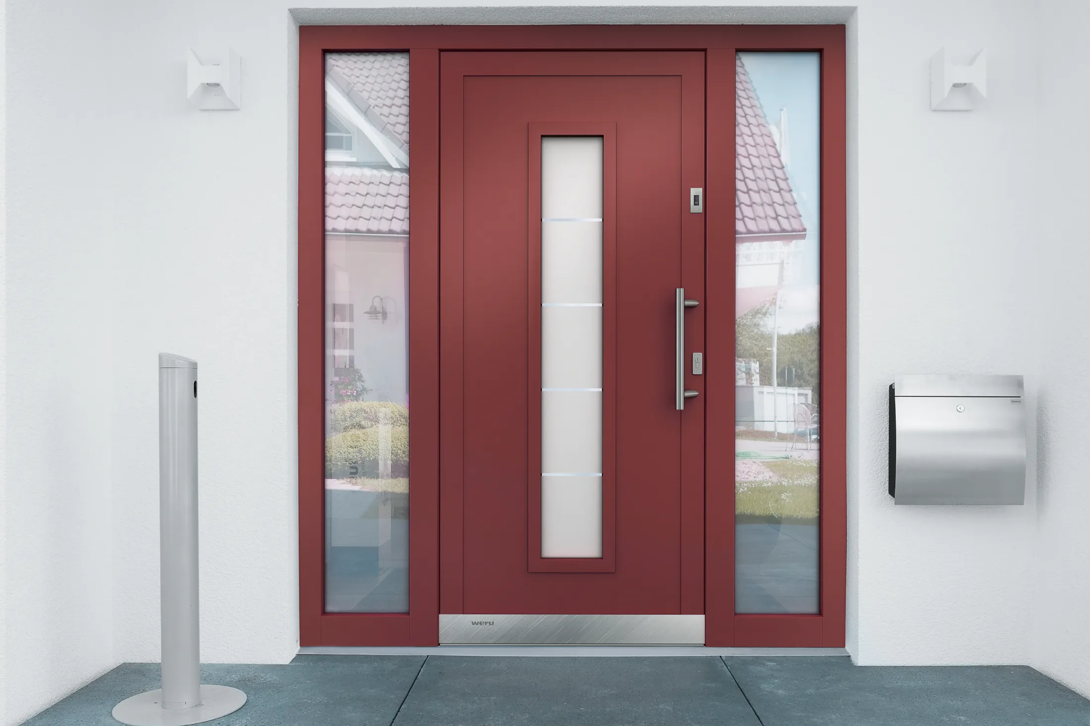 Rote WERU-Haustür mit Glas-Seitenteilen